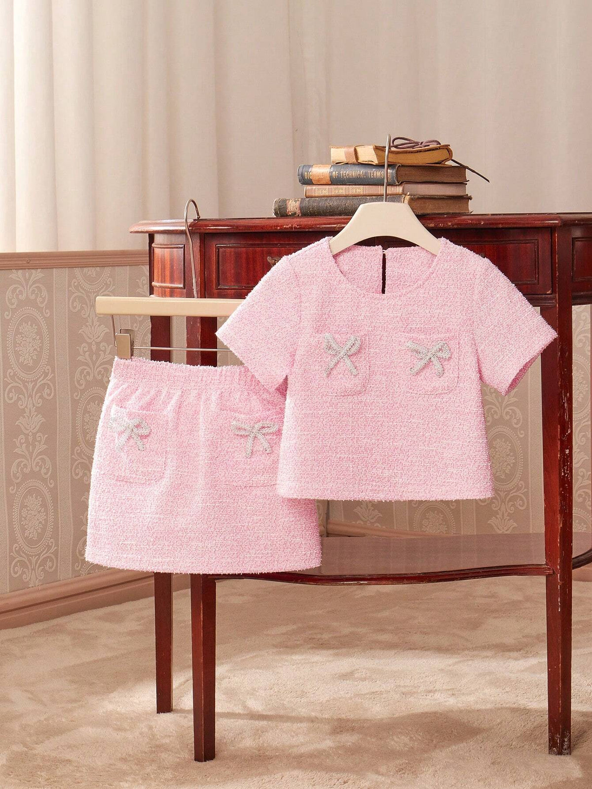 Young Girl 2pcs/Set Bow Decorated Short Sleeve Top And Skirt With Round Neckline
