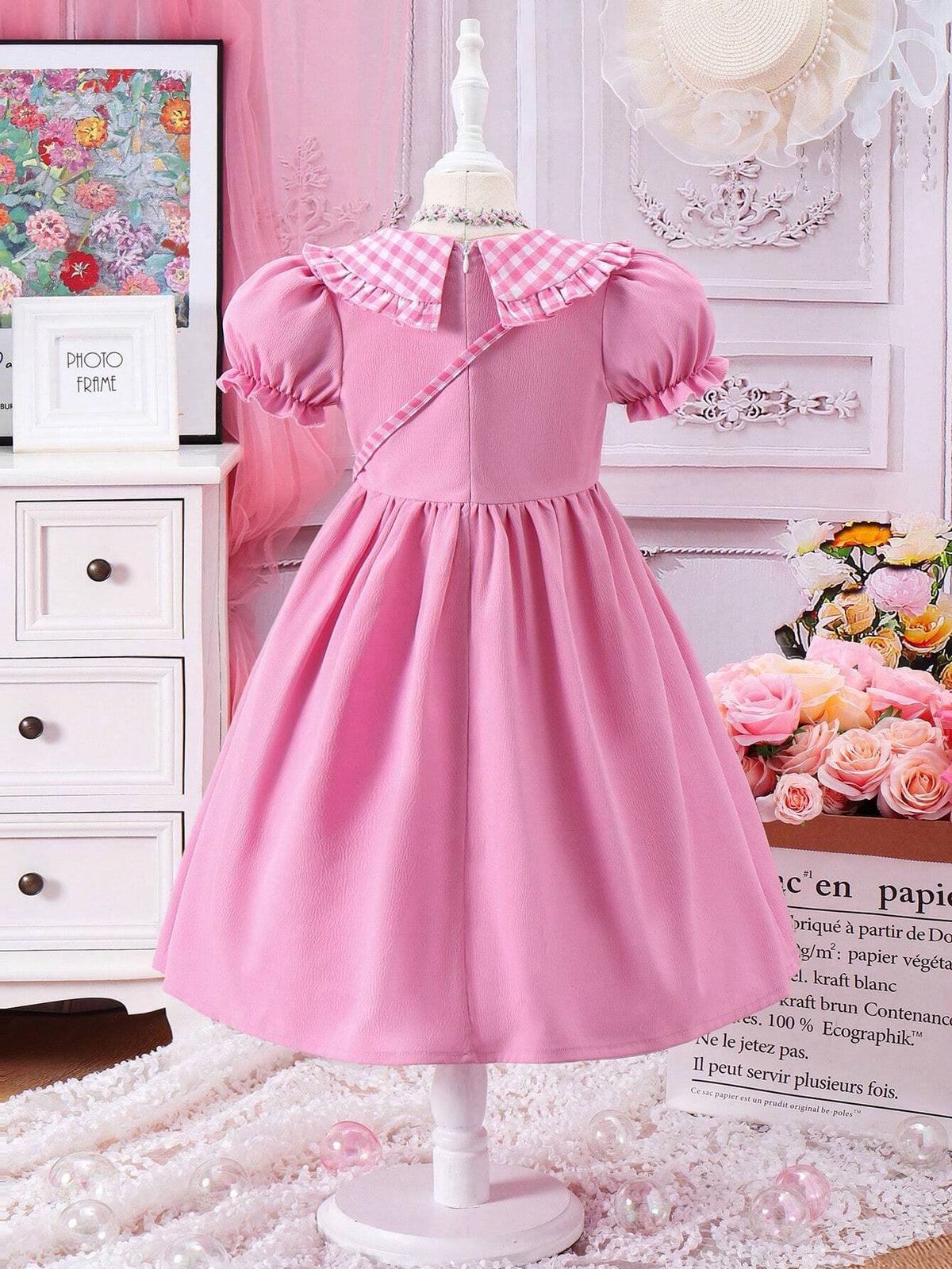 Young Girl Back-To-School Season Giveaway: Love Bag + Pink & White Grid Texture Short-Sleeved Dress With Lotus Leaf Collar And Bubble Sleeves For Little Girls; Suitable For Casual Outing, Team Uniform, Performance Costume, And Country-Style Party.
