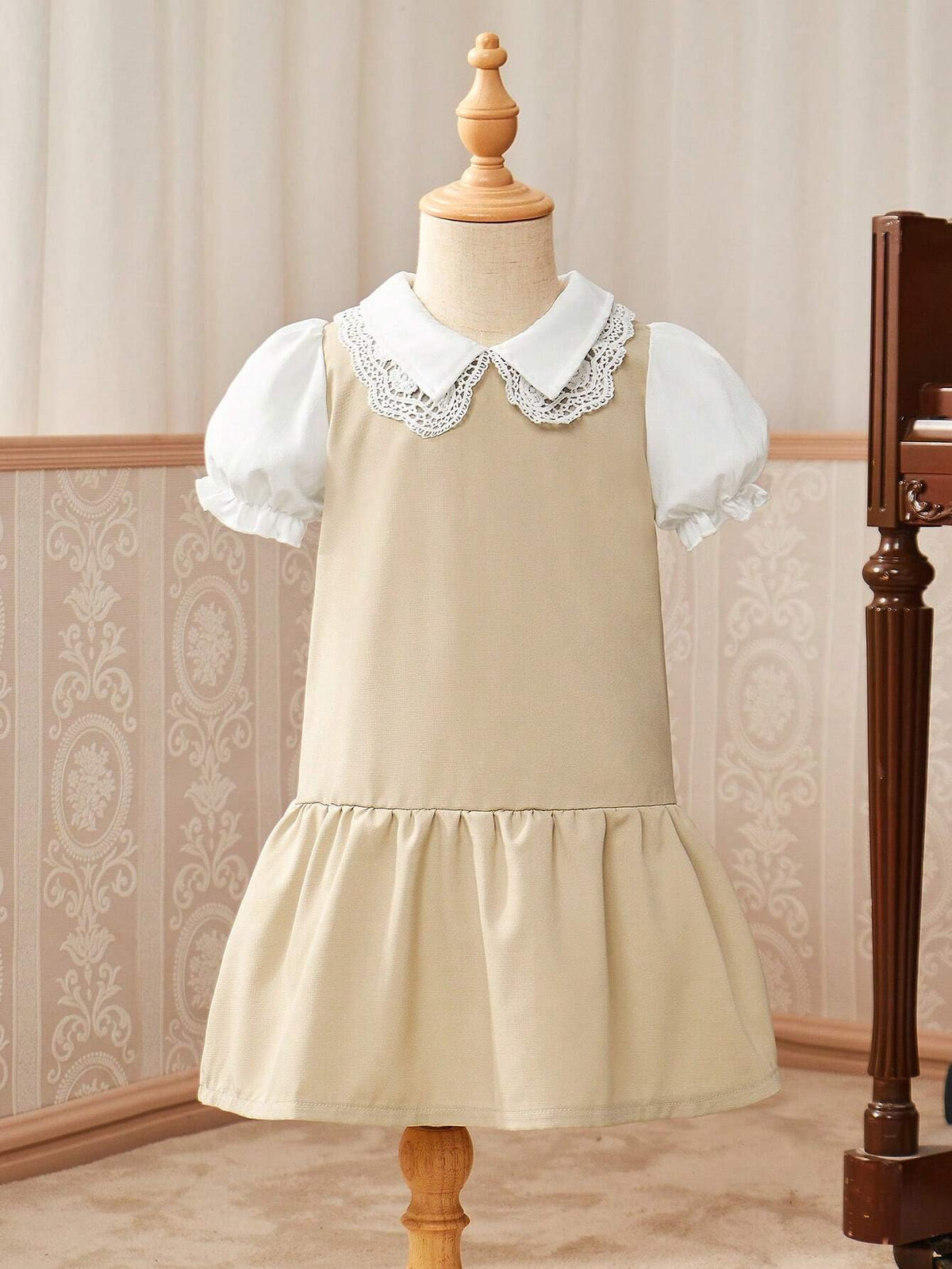 Young Girl College Style Princess Dress With Lace Collar And Puff Sleeves