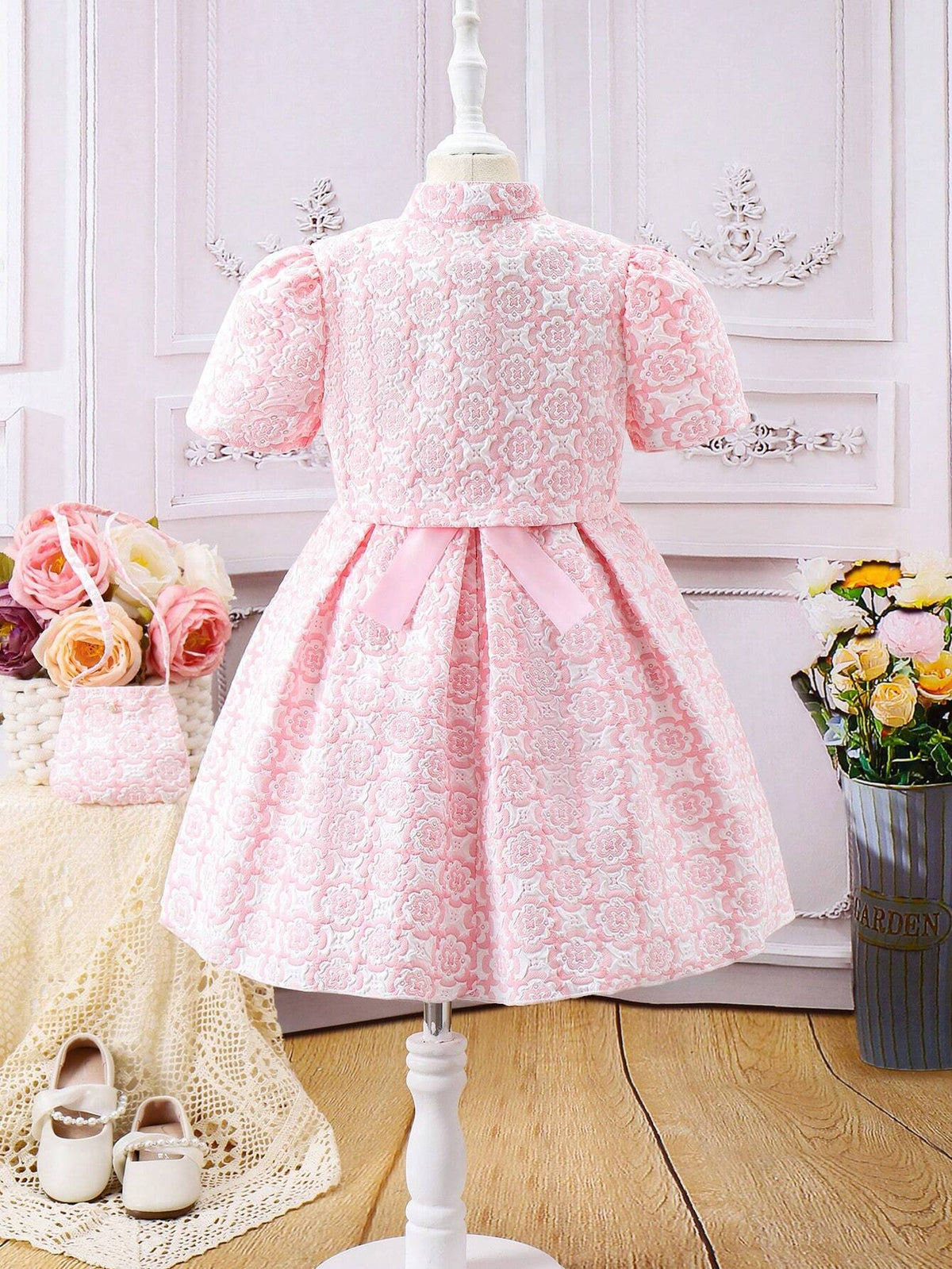 Young Girl Pink Elegant And Jacquard Fabric With Floral Reliefs, Short-Sleeved Open Jacket Stand Collar And Puff Sleeves, Pleated Bubble Skirt With Crossbody Bag - 2pcs Set, Spring And Summer Holidays, Gatherings, Parties, Weddings, And Outings.
