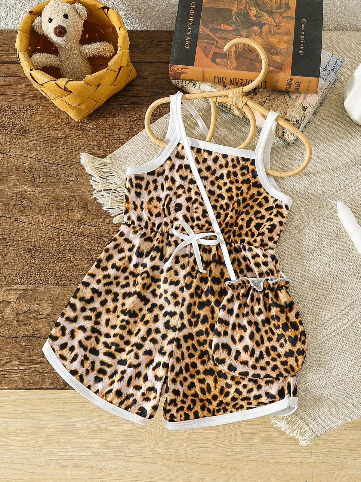 Young Girls' Bold And Avant-Garde Leopard Print Jumpsuit Paired With A Small Bag, Suitable For Beach Vacation In Spring And Summer