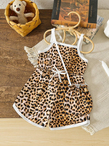Young Girls' Bold And Avant-Garde Leopard Print Jumpsuit Paired With A Small Bag, Suitable For Beach Vacation In Spring And Summer