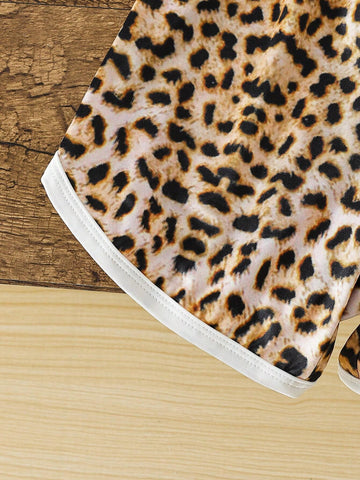 Young Girls' Bold And Avant-Garde Leopard Print Jumpsuit Paired With A Small Bag, Suitable For Beach Vacation In Spring And Summer