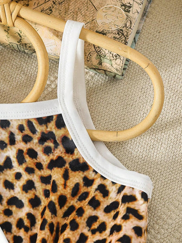 Young Girls' Bold And Avant-Garde Leopard Print Jumpsuit Paired With A Small Bag, Suitable For Beach Vacation In Spring And Summer