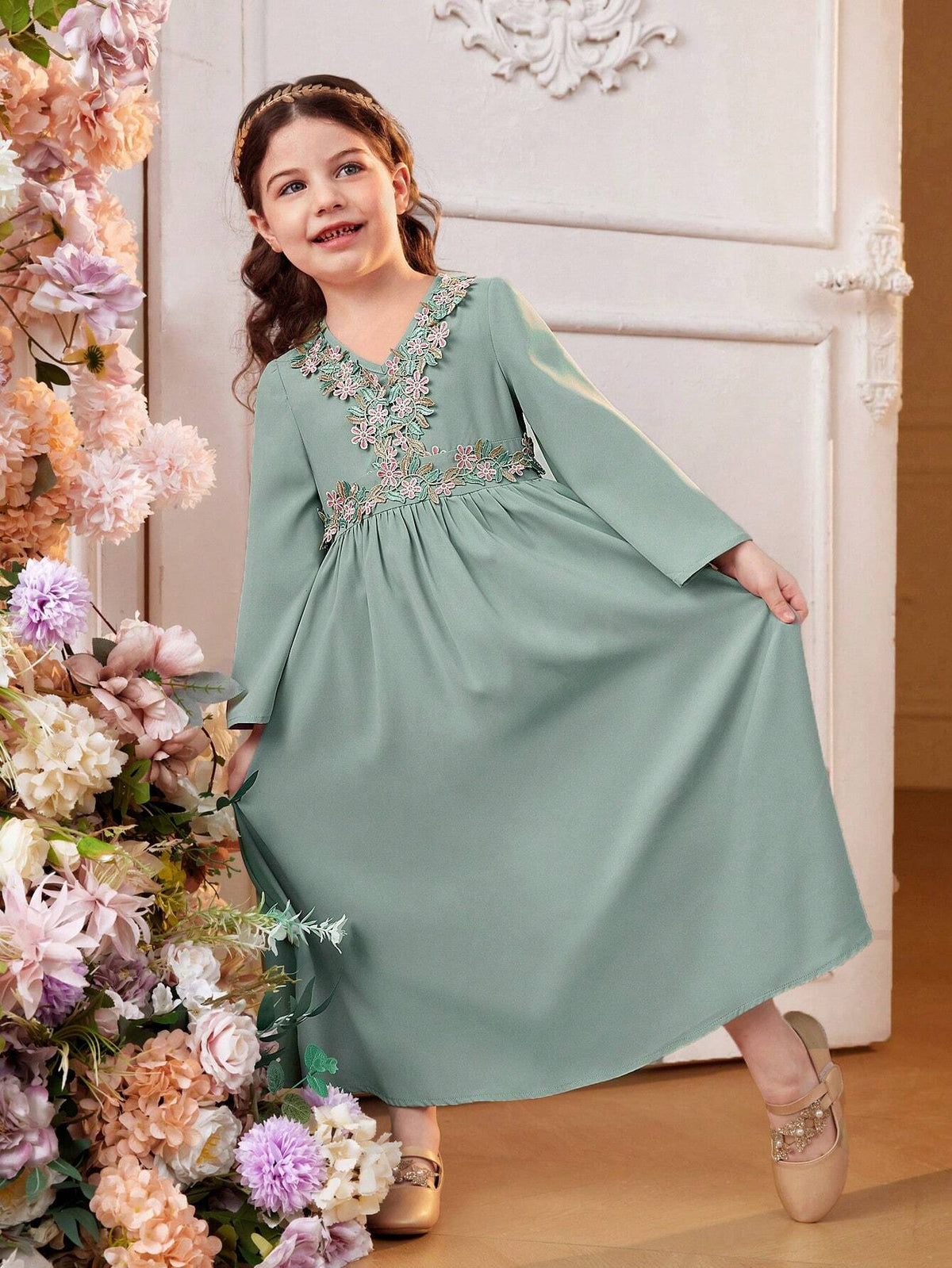Young Girl's Knitted Solid Color V-Neck Embroidered Lace Trim Flared Sleeve Bodycon Casual Dress
