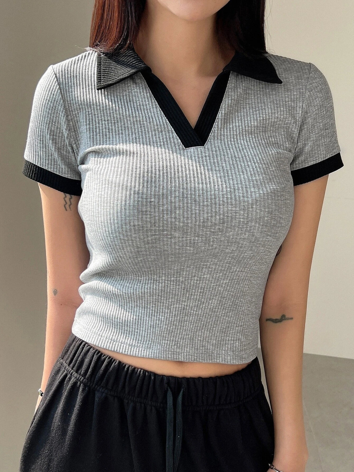 DAZY Contrast Trim Ribbed Knit Tee