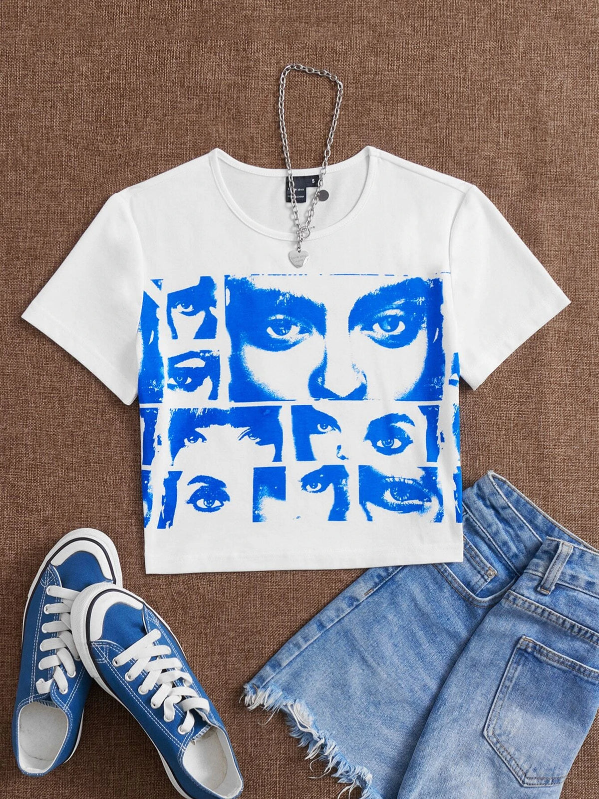 90s Figure Graphic Crop T-shirt