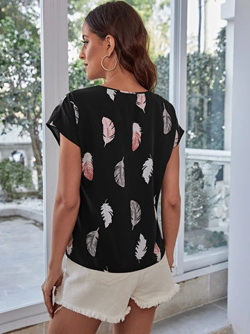 EMERY ROSE Feather Print Keyhole Neckline Batwing Sleeve Blouse
