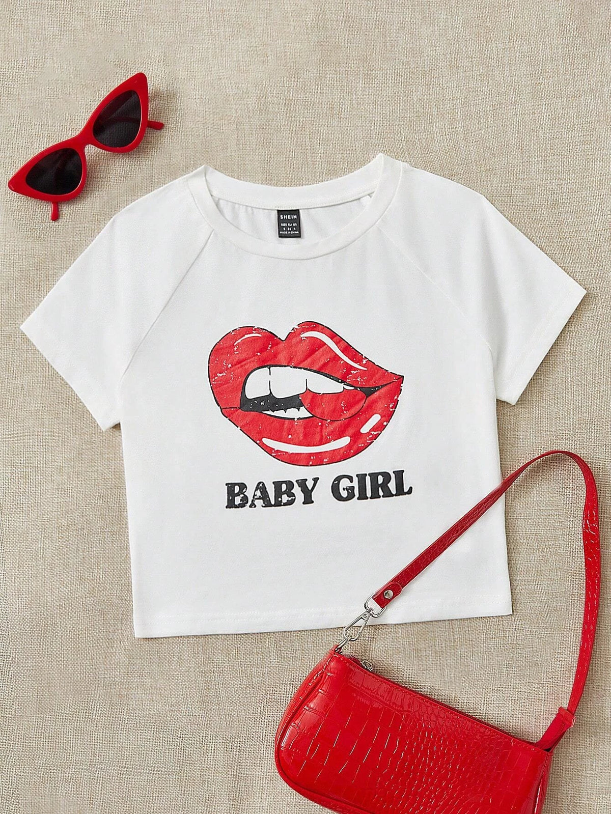 EZwear Lip & Letter Graphic Raglan Sleeve Crop Tee