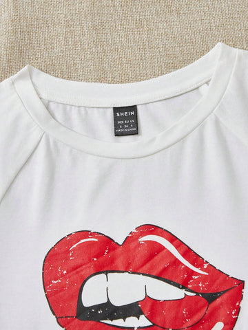 EZwear Lip & Letter Graphic Raglan Sleeve Crop Tee
